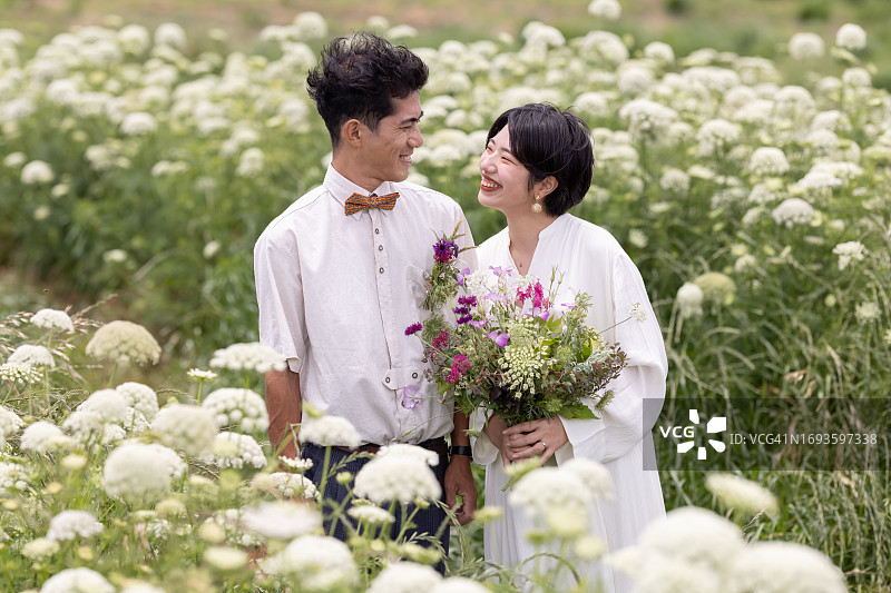 一对年轻夫妇的户外婚礼照片图片素材