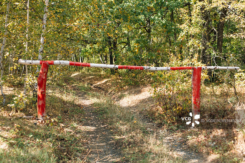 条纹路障，阻止垃圾和火灾进入森林区域，警示车辆并防止环境污染图片素材