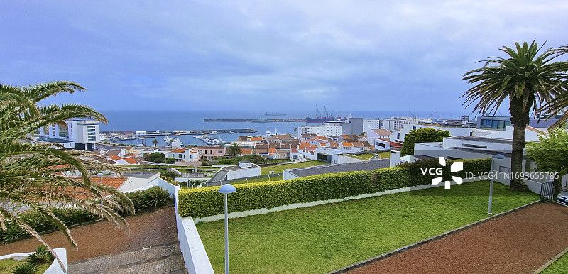 从亚速尔群岛高处俯瞰蓬塔德尔加达港口和城市图片素材