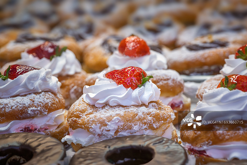 曼哈顿小意大利圣热纳罗节上展出的意大利糕点图片素材