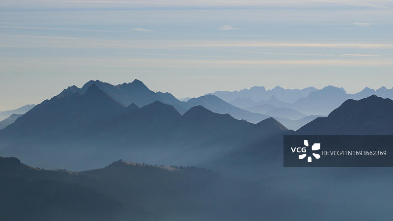 从瑞士尼德宏峰看到的布里恩泽罗特峰和其他山脉轮廓图片素材