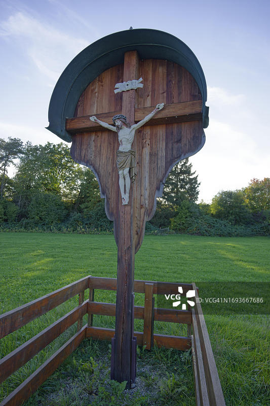 德国巴伐利亚伊尔姆河畔普法芬霍芬区，路边十字架与耶稣像图片素材