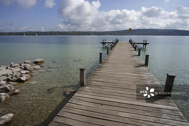 施塔恩贝格湖畔的木制人行桥，德国巴伐利亚州上巴伐利亚图片素材