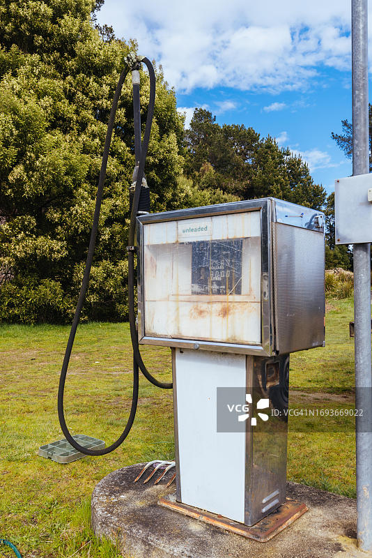 塔斯马尼亚赫里克温暖春日里的旧式燃气泵图片素材
