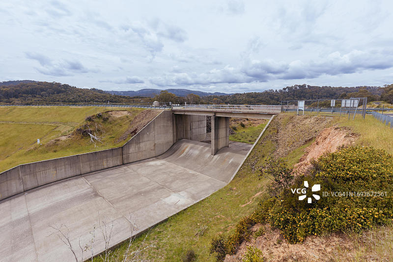 图马河上的图马大坝，是新南威尔士州雪山水力发电计划的一部分图片素材