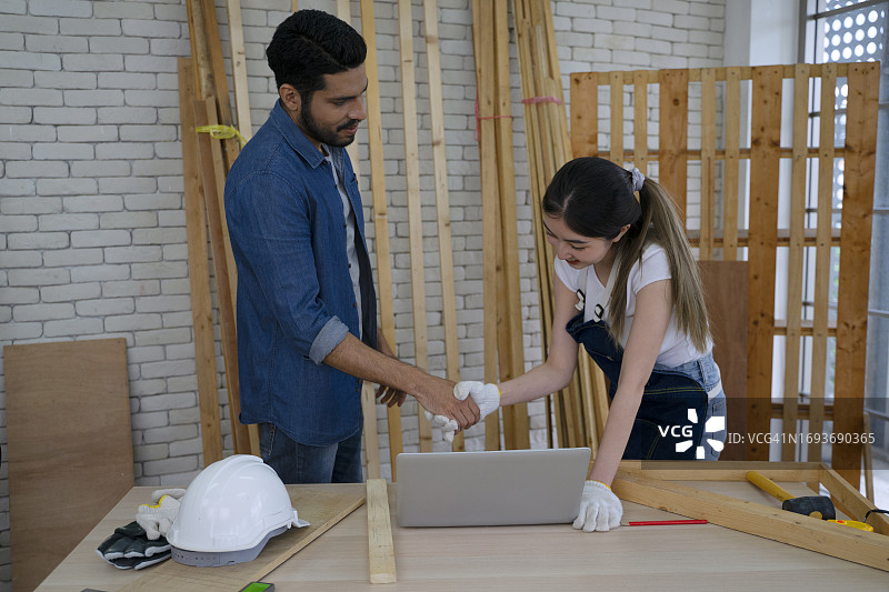 木匠在车间工作。图片素材