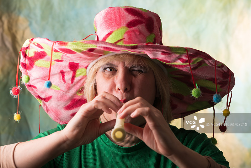 戴帽子的小丑艺术家画像图片素材