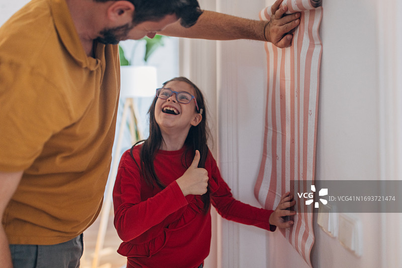 父女选择新壁纸布置家居图片素材