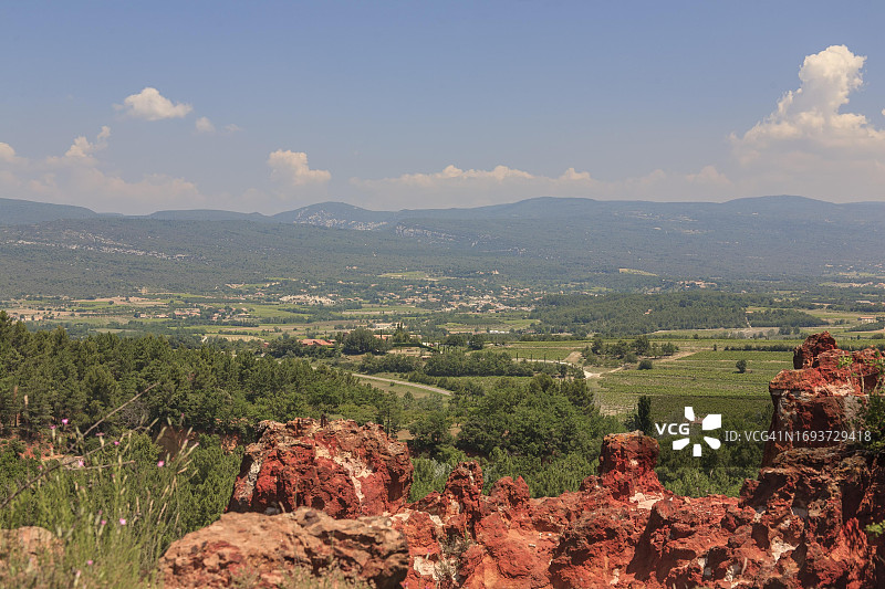 法国沃克吕兹吕贝龙的鲁西永赭色岩石景观图片素材