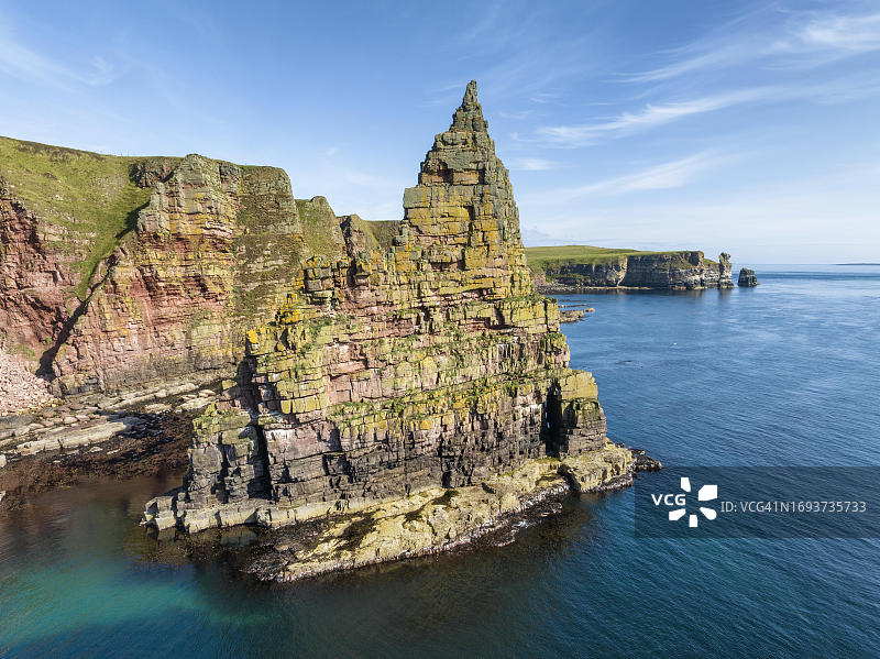航拍英国苏格兰凯斯内斯郡邓肯斯比角的崎岖海岸景观图片素材
