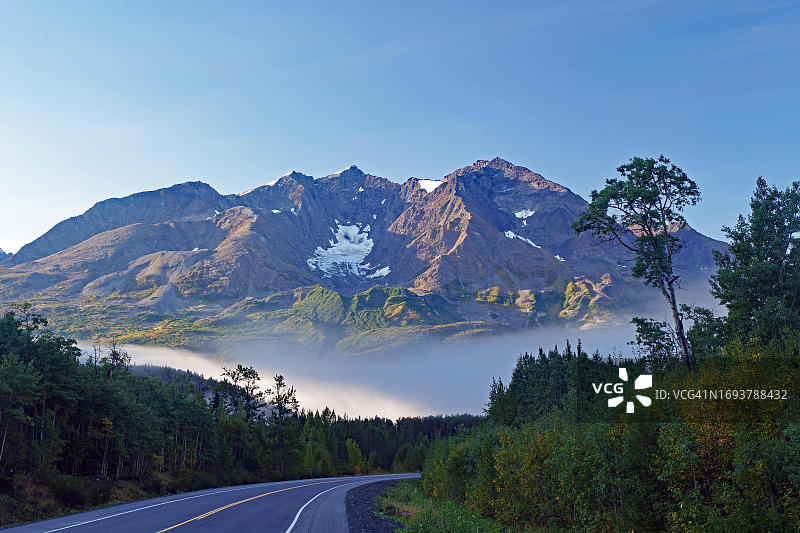 理查森公路，阿拉斯加，美国：雾中的雪山与植被图片素材