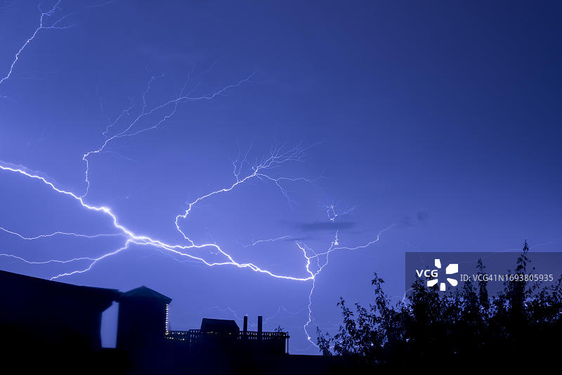 德国萨克森-安哈尔特州马格德堡居民区雷暴天气图片素材