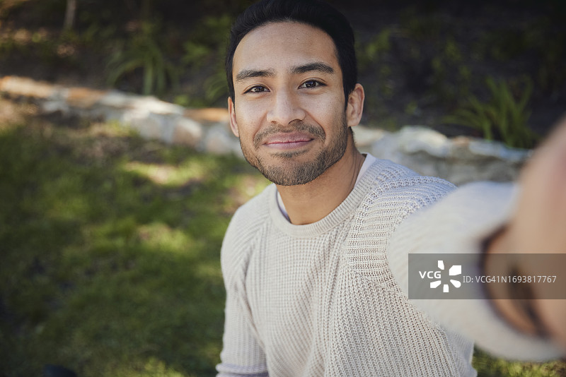 公园自拍：英俊快乐的男人图片素材