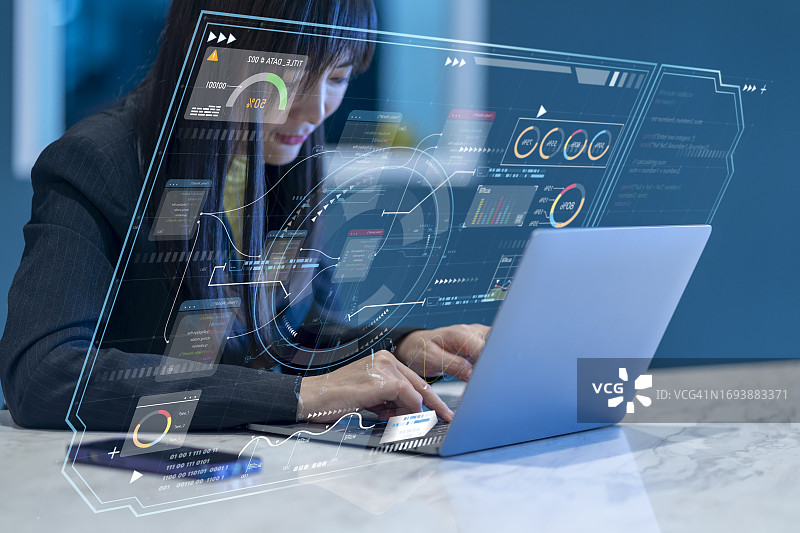 工程师程序员在未来虚拟界面上分析软件代码和开发图片素材