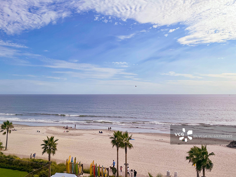 在科罗纳多海滩水线附近的人们图片素材