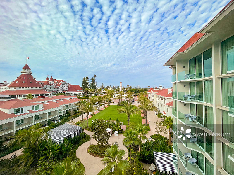 科罗纳多酒店的草坪和红色屋顶图片素材