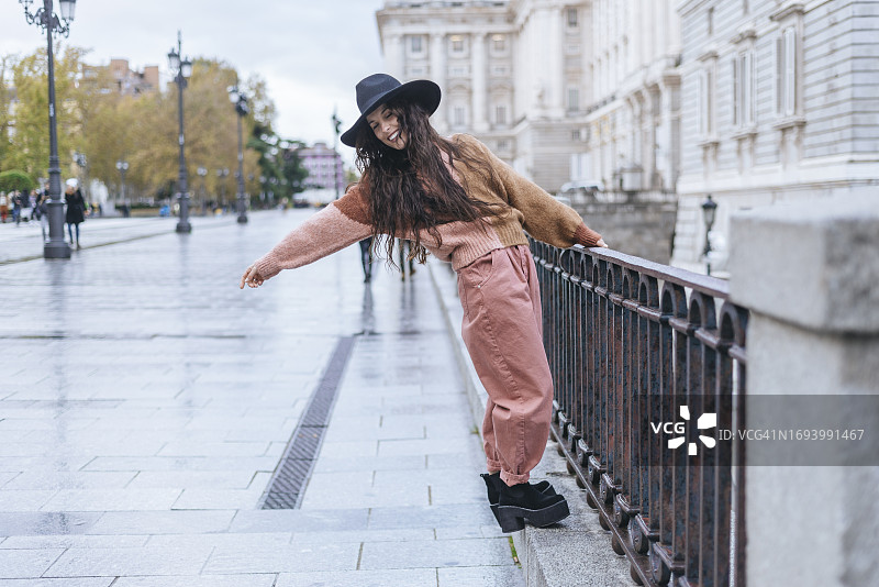 户外戴帽子的滑稽女人图片素材