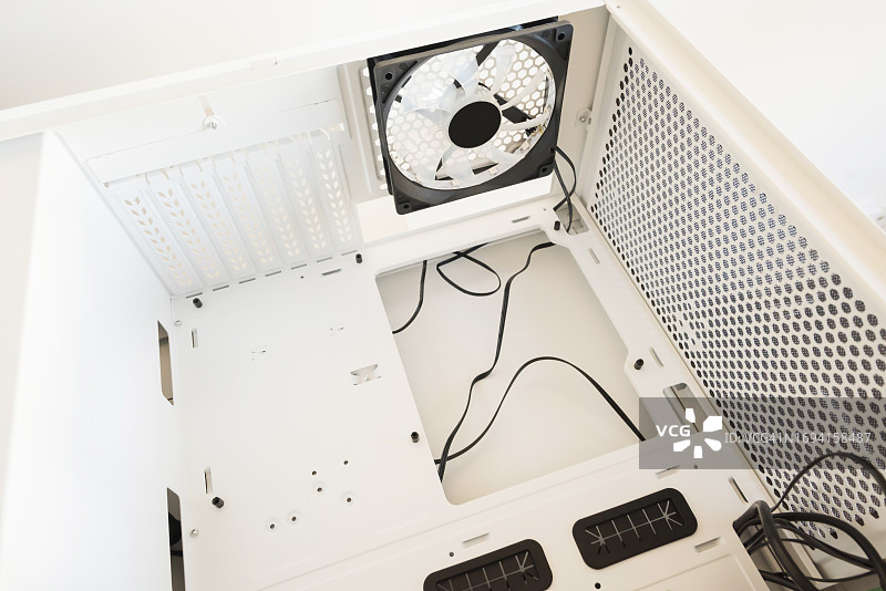 空白白色电脑机箱：现代科技概念图片素材