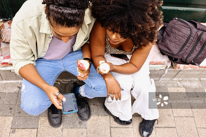 情侣使用银行App进行交易图片素材