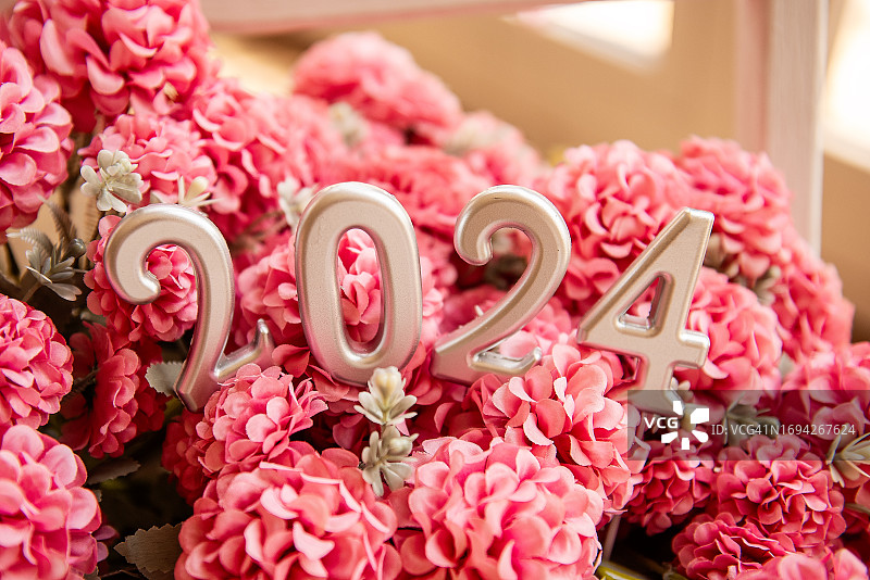 2024中国新年：粉色单色调精致花卉背景上的蜡烛数字图片素材