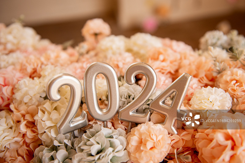 2024中国新年，桃花色调花卉背景上的蜡烛数字图片素材