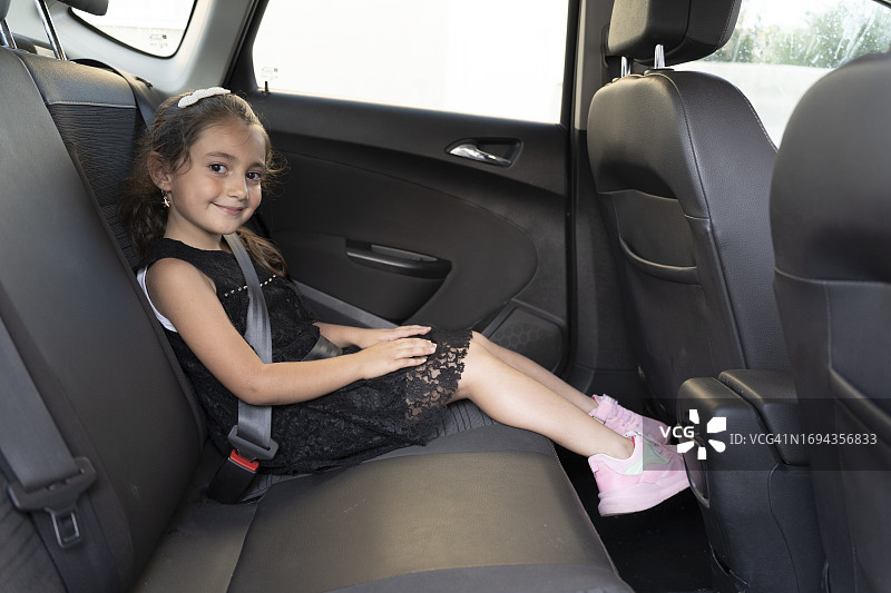 女孩在车内使用平板电脑图片素材