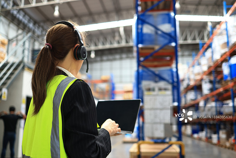 女仓库主管在仓库分销商的现场商店开会图片素材