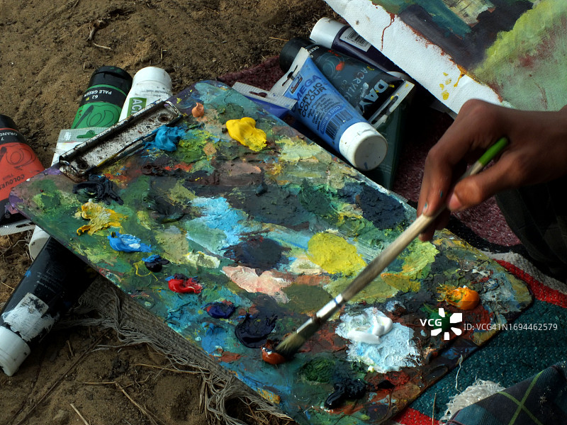 在画布上创作艺术的年轻人图片素材