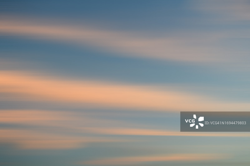 日出时分天空中的橙色云彩图片素材