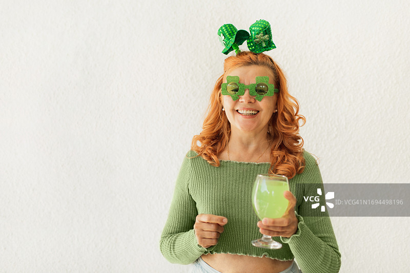 快乐的女人庆祝圣帕特里克节图片素材
