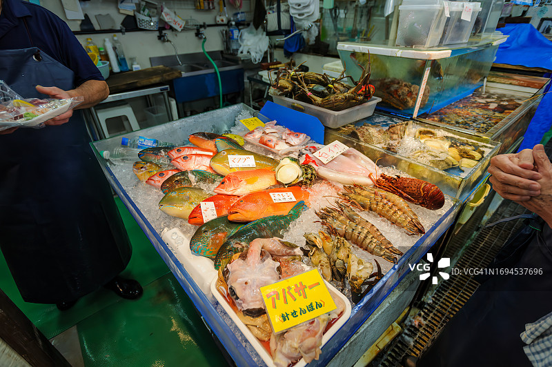 冲绳岛座间味村牧志公设市场的新鲜海鲜图片素材