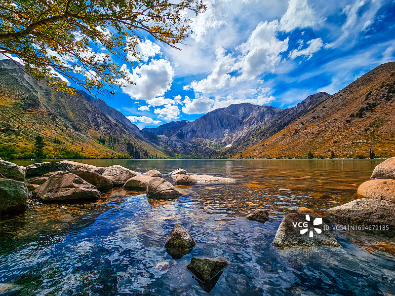 夏日山间湖泊图片素材