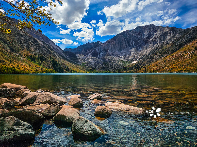 夏日山间湖泊图片素材
