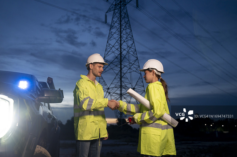 夜晚工作的高压工程师图片素材