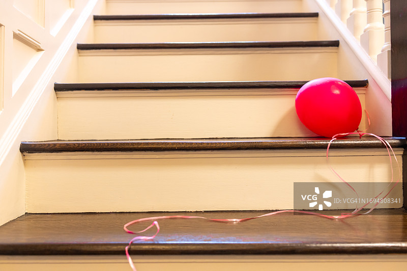 楼梯上的粉色气球图片素材