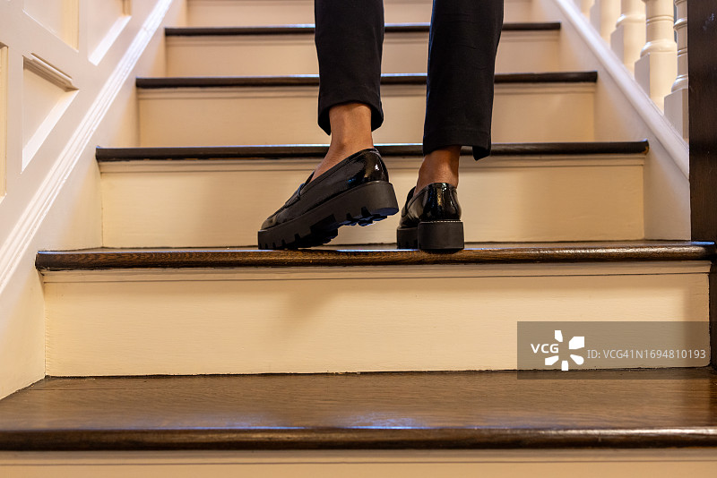 走上楼梯的黑人妇女图片素材