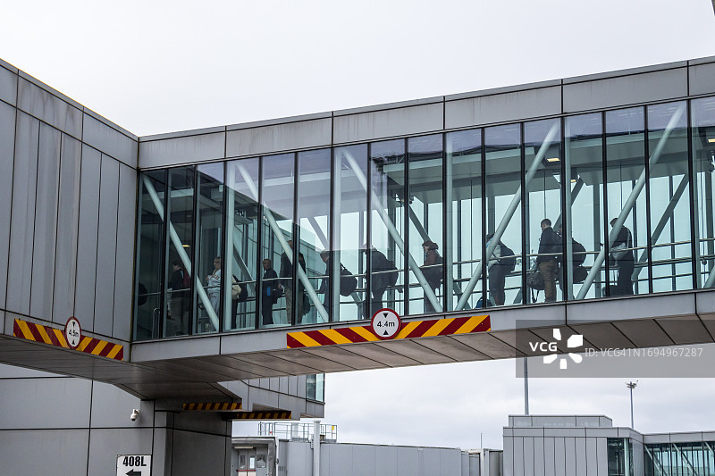 乘客在都柏林机场通过廊桥登机图片素材
