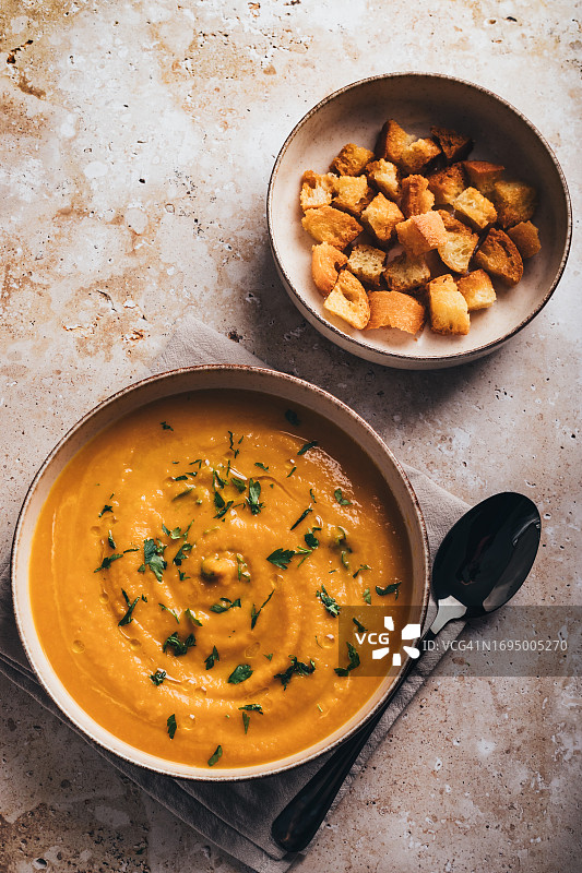 棕色背景上的南瓜汤图片素材