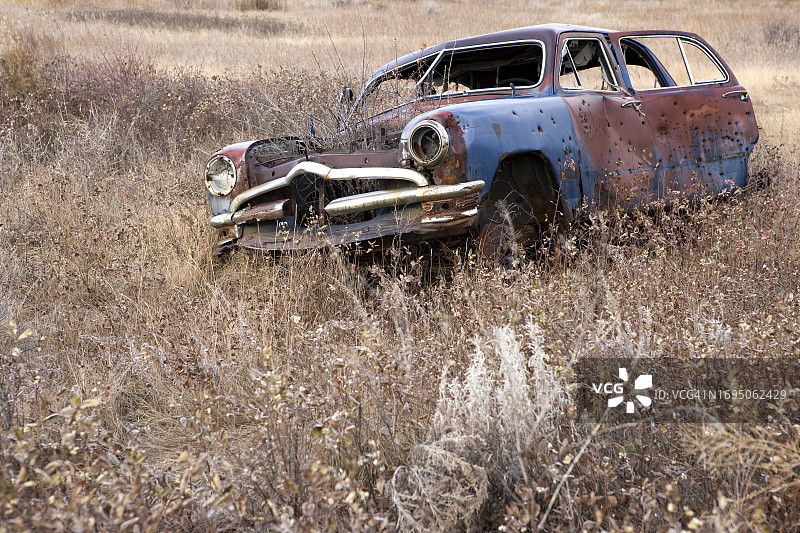 布满弹孔的复古汽车图片素材