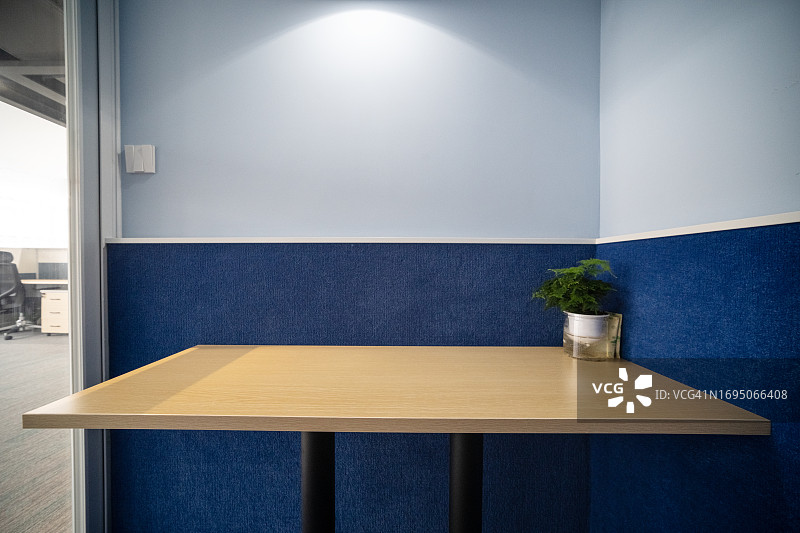 办公室小房间里的书桌图片素材