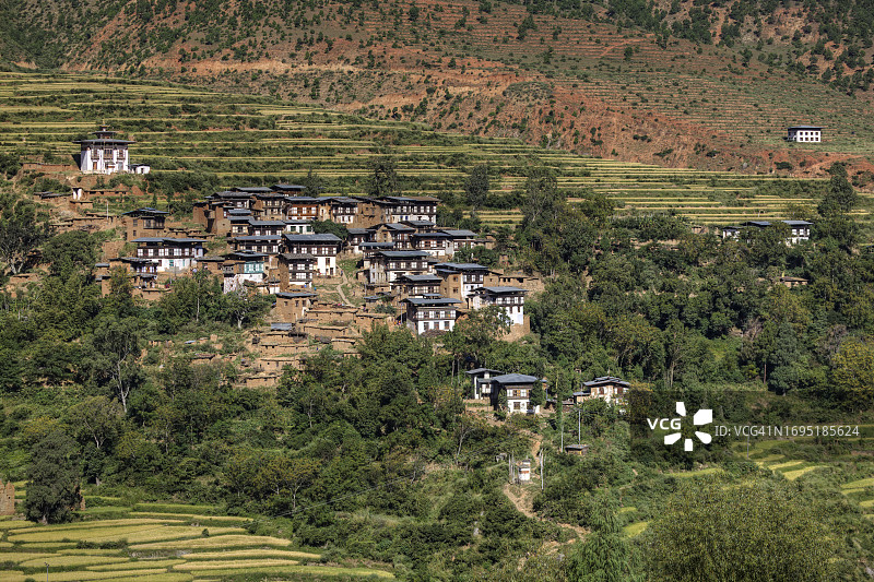 梯田山坡上的传统不丹房屋图片素材