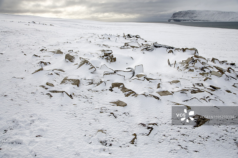 白雪覆盖的旧废墟图片素材