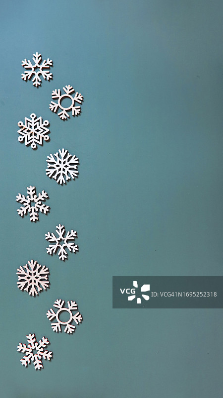 蓝色背景上的木制雪花圣诞节图片素材