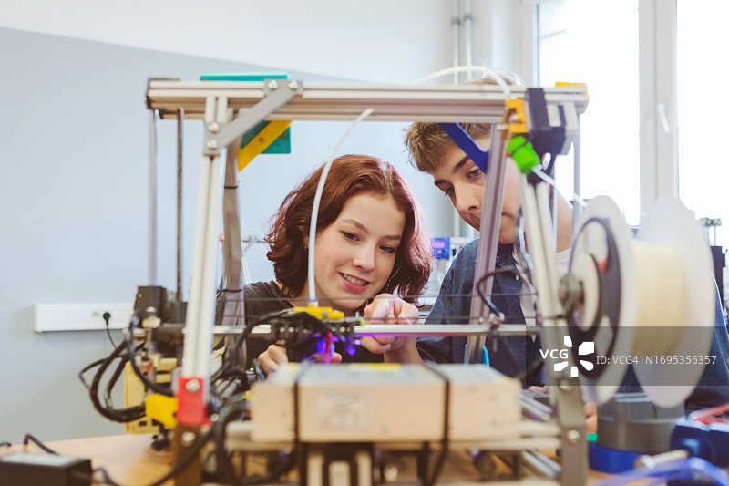 高中生观看3D打印图片素材