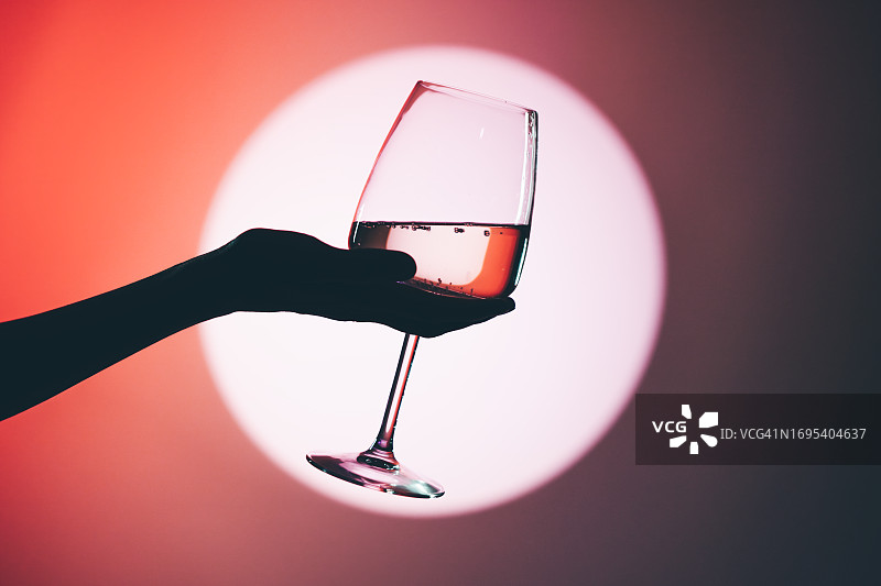 女人拿着酒杯的特写图片素材