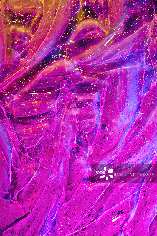 全息霓虹品红色紫色化妆品凝胶精华背景纹理，透明果冻泥图片素材