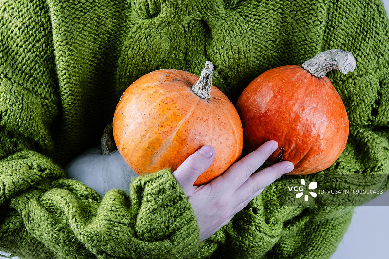 女孩手中拿着橙色南瓜特写图片素材