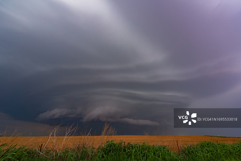俄克拉荷马州夜间超级单体雷暴图片素材