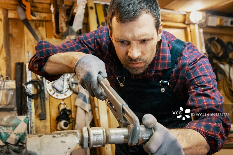 活动扳手工人维修水管图片素材
