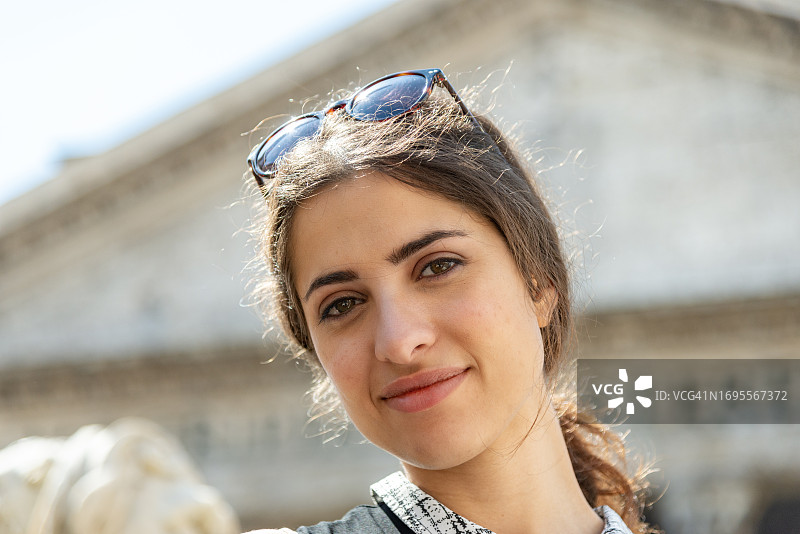 在罗马万神殿前摆姿势的年轻意大利女性图片素材